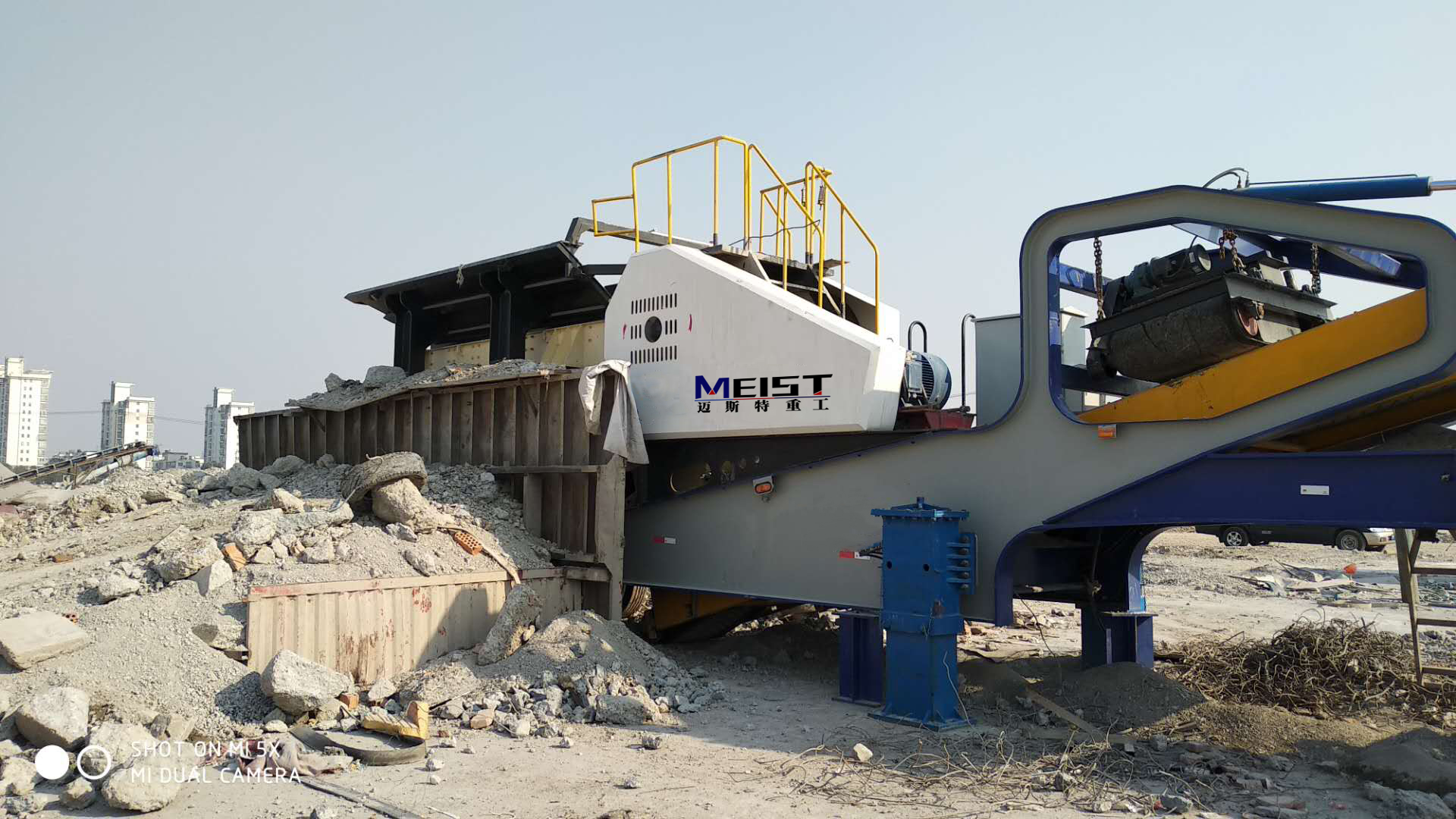 河南客戶車載移動(dòng)破碎站現(xiàn)場