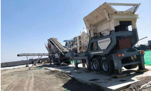 湖北客戶車載移動(dòng)破碎站現(xiàn)場